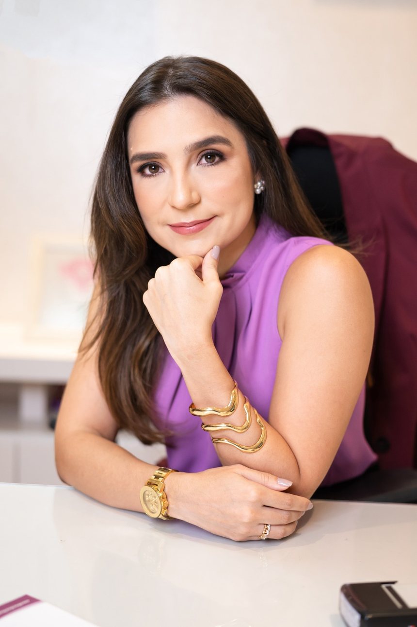 Retrato da Dra. Claudia Yábar Bambarén em seu consultório